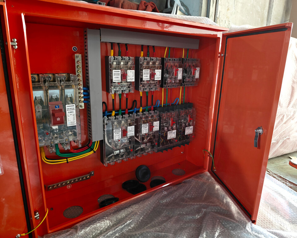 Kaip pasaulinei infrastruktūrai įkaistant, kaip gali neatsilikti elektros paskirstymo standartai statybvietėms? „Ouyue Electric“ pristatė aukštos apsaugos nerūdijančio plieno lauko kairę ir dešinę dvigubų durų dėžę
